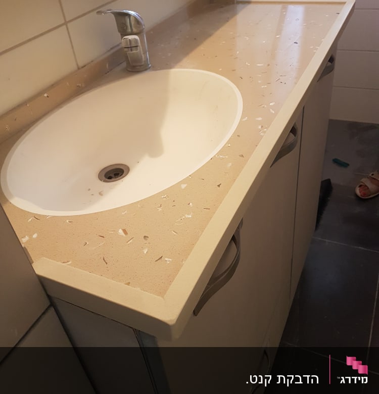 משטח שיש עם כיור עגול וברז כסוף